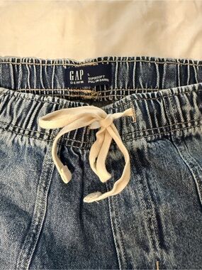 GAP Denim Pull-On Jogger Jeans in Medium Blue with Cream Drawstring